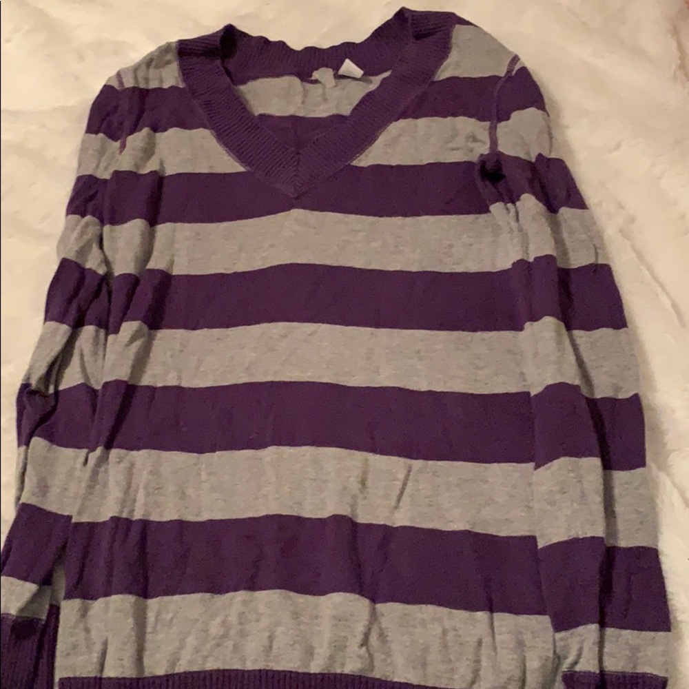 Long sleeve stripped v neck sweater